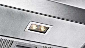Đèn chiếu sáng LED của máy hút mùi Bosch DWB77IM50 với độ sáng vừa đủ hỗ trợ người dùng