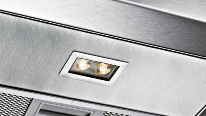 Đèn chiếu sáng LED của máy hút mùi Bosch DWB77IM50 với độ sáng vừa đủ hỗ trợ người dùng Gshop.vn