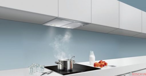 Không gian bếp thoáng đạt hơn nhờ máy hút mùi Bosch DHL755BL
