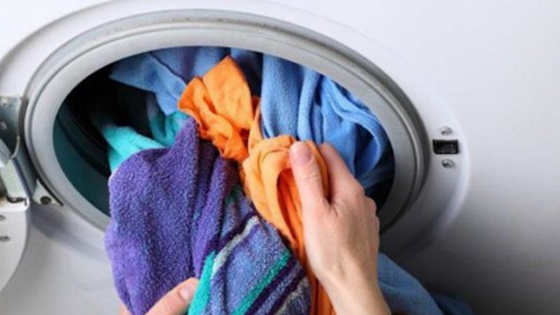 Quần áo bị kẹt trên cửa máy giặt 