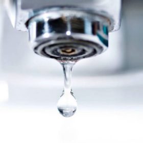 Tại sao máy lọc nước chảy chậm? Nguyên nhân và cách khắc phục