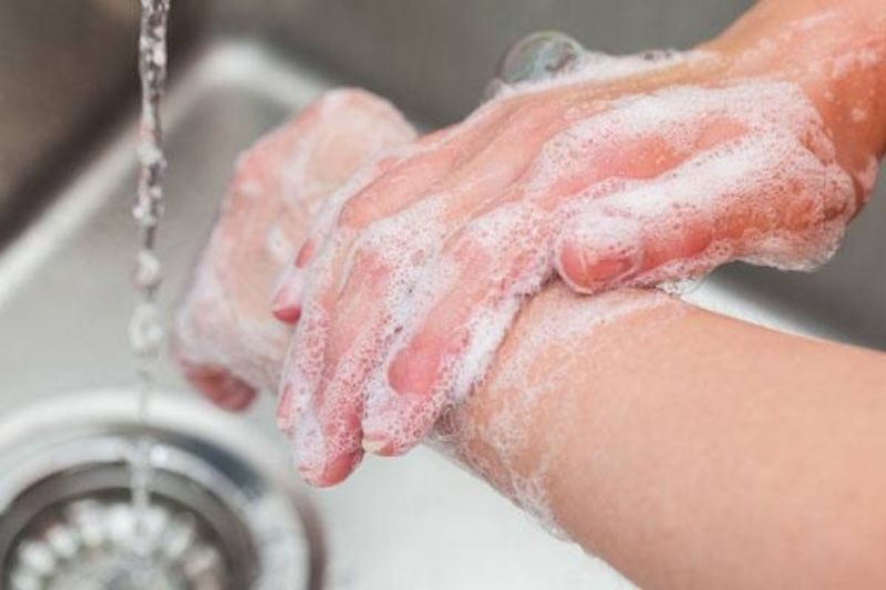 Bạn cần phải rửa sạch tay và các dụng cụ để tránh vi khuẩn lây lan 