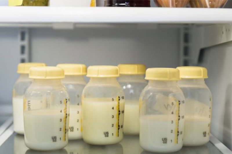 Dùng bình hoặc túi trữ sữa chuyên dụng để đựng sữa mẹ 