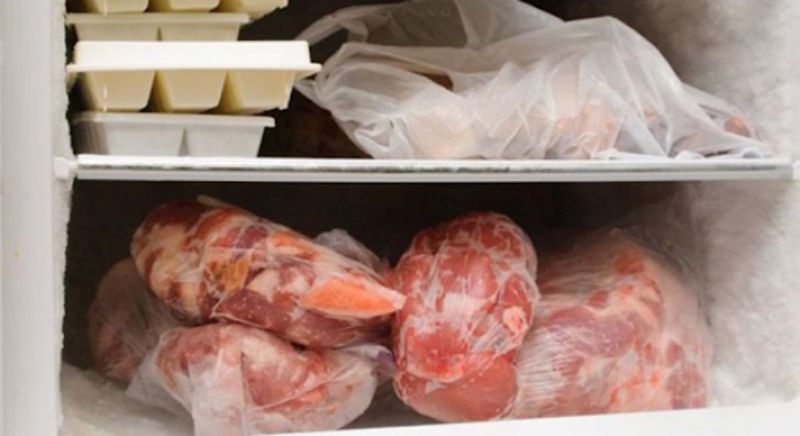 Nên bọc kỹ thịt trước khi cho vào tủ lạnh để bảo quản 