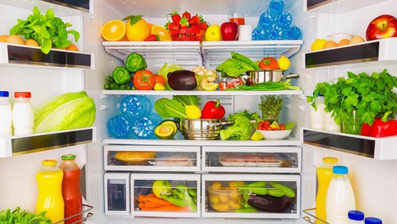 Đồ ăn quá nhiều trong tủ lạnh là nguyên nhân khiến tủ lạnh bị nóng 2 bên 