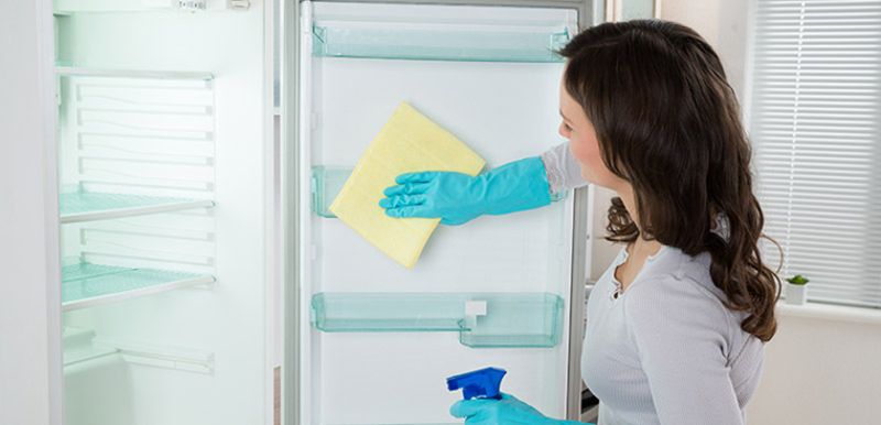 Tập thói quen vệ sinh tủ lạnh thường xuyên